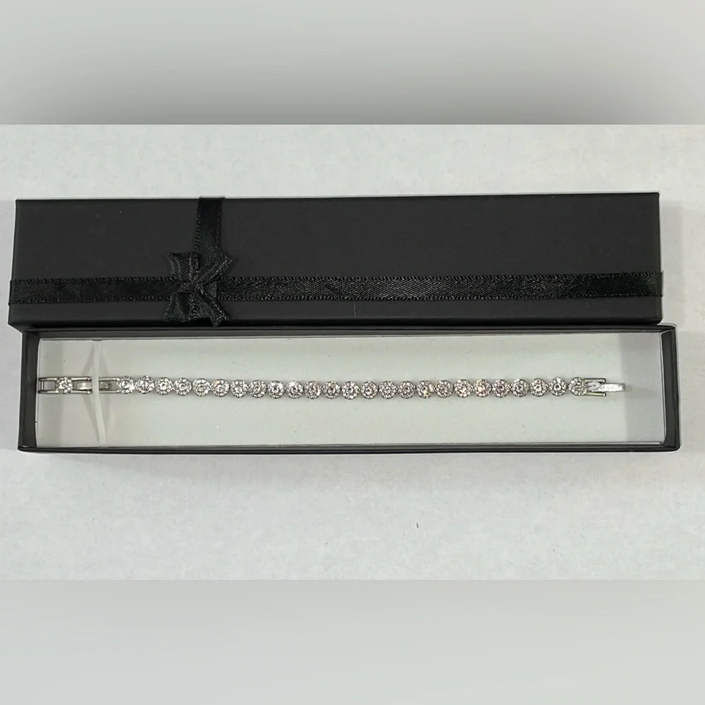 Quiet Luxury Tennis bracelet with extension - Picture 6 of 7